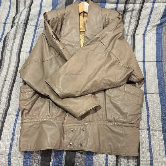 echt leder Jackets & Blazers - 1983 S/S CLAUDE MONTANA STYLE CUIR TAN LEATHER RUNWAY BOMBER JACKET W APPLIQUE